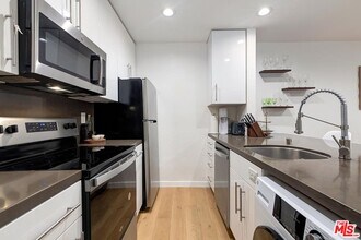 141 S Clark Dr in Los Angeles, CA - Building Photo - Building Photo