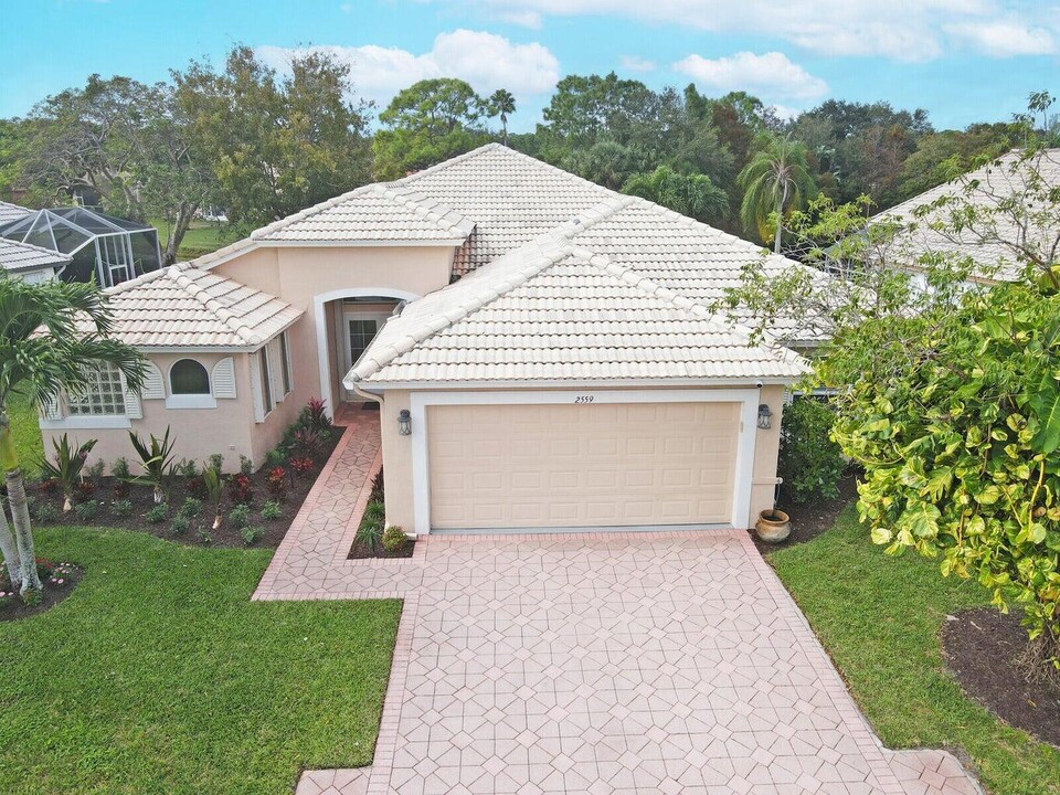 2559 Egret Lake Dr in Greenacres, FL - Building Photo