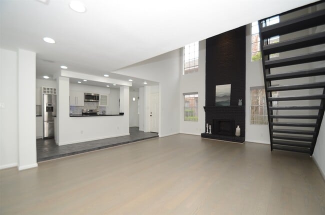 5524 Beverly Hill St