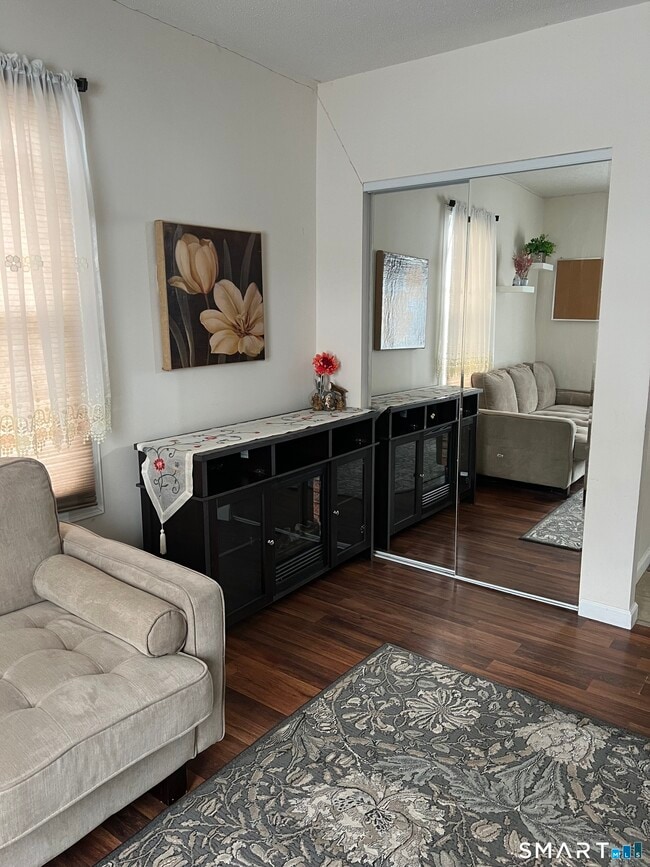 569 Burritt St in New Britain, CT - Building Photo - Building Photo