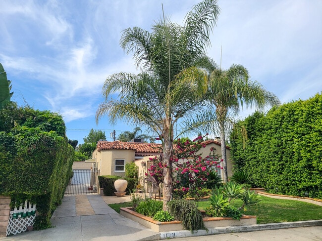 11301 Blix St in North Hollywood, CA - Building Photo - Building Photo