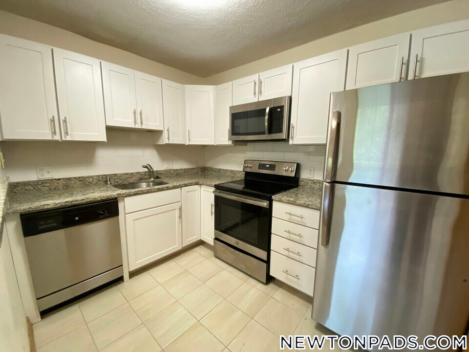 268 Grove St in Newton, MA - Building Photo