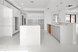 12890 NW 2nd St in Miami, FL - Building Photo