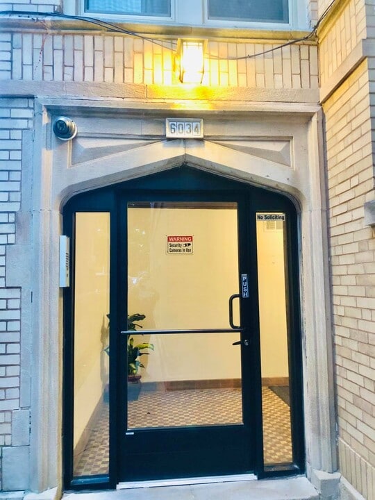 6034 N Fairfield Ave, Unit 1F in Chicago, IL - Building Photo