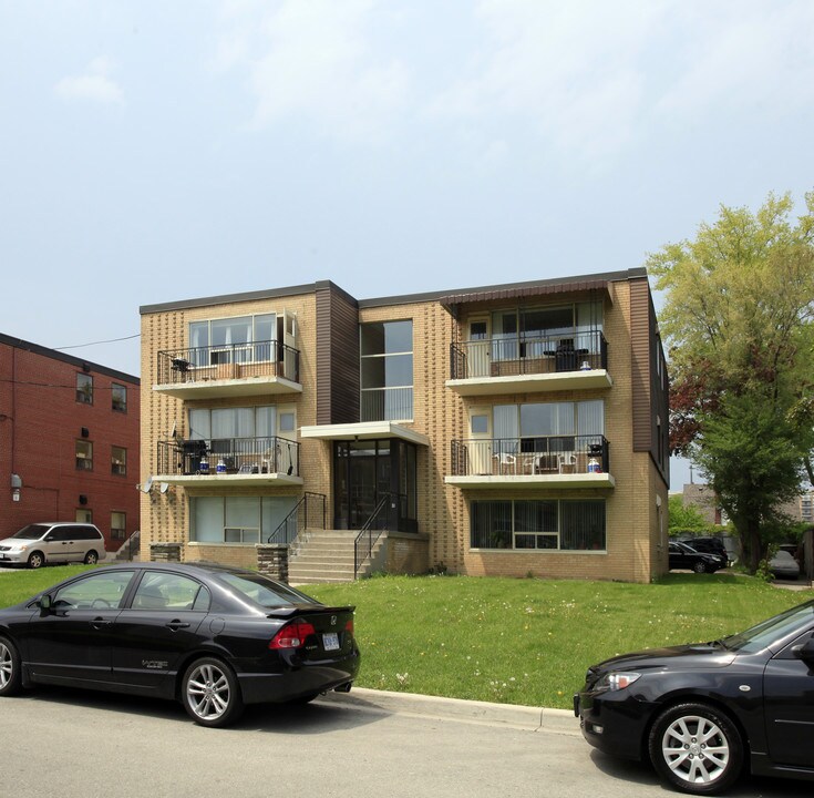 38 Meadowbrook Rd in Toronto, ON - Building Photo