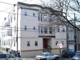 204 Harrison St in Paterson, NJ - Foto de edificio - Building Photo