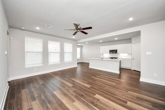 10611 Crescent Peak Dr in Rosharon, TX - Building Photo - Building Photo