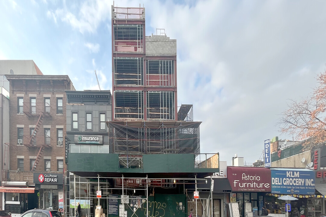 3224 Steinway St in Astoria, NY - Building Photo