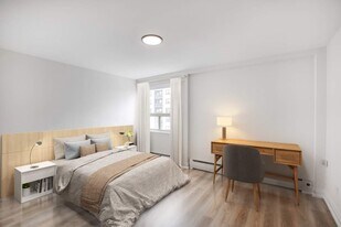 250 St Clair Ave. W. in Toronto, ON - Building Photo