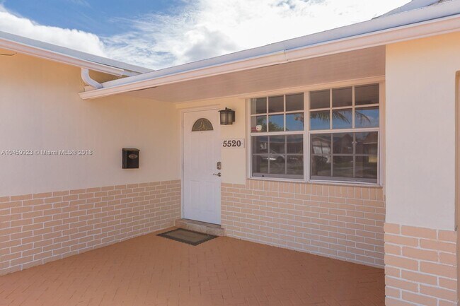 5520 Hayes St in Hollywood, FL - Building Photo - Building Photo