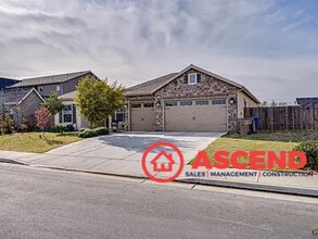 9403 Rancho Viejo Dr in Bakersfield, CA - Building Photo - Building Photo