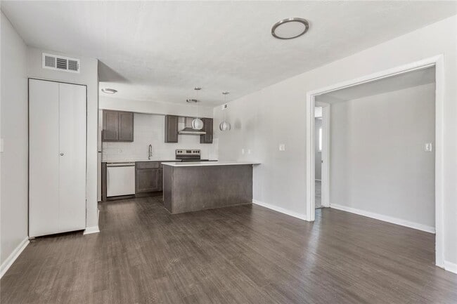 property at 2810 Dorchester Dr