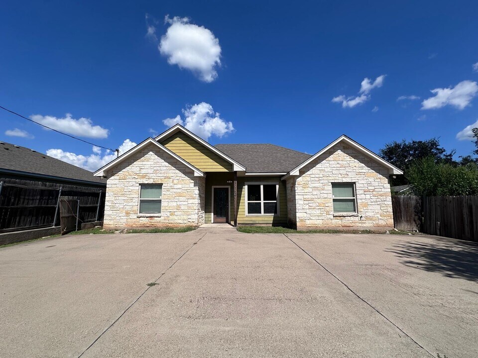 2710 S 4th St in Waco, TX - Building Photo