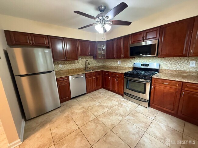 1302 Edison Glen Terrace in Edison, NJ - Foto de edificio - Building Photo