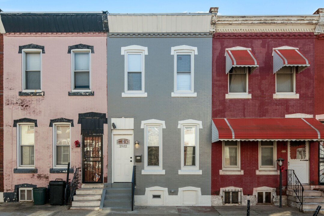 2522 Nicholas St in Philadelphia, PA - Building Photo