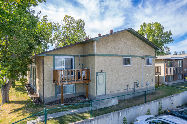 232 Sabrina Way SW in Calgary, AB - Building Photo - Building Photo