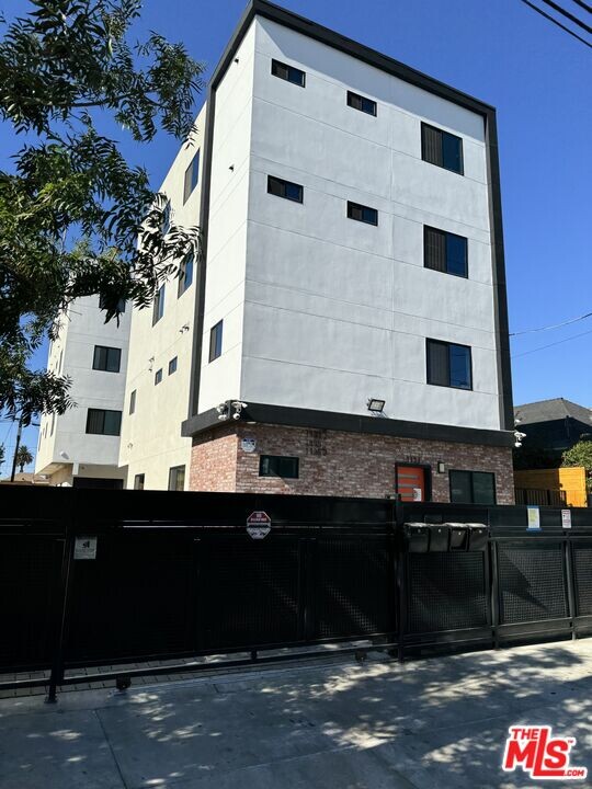 1135 S Ardmore Ave in Los Angeles, CA - Building Photo