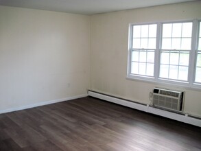1079 Blue Hills Ave in Bloomfield, CT - Building Photo - Building Photo