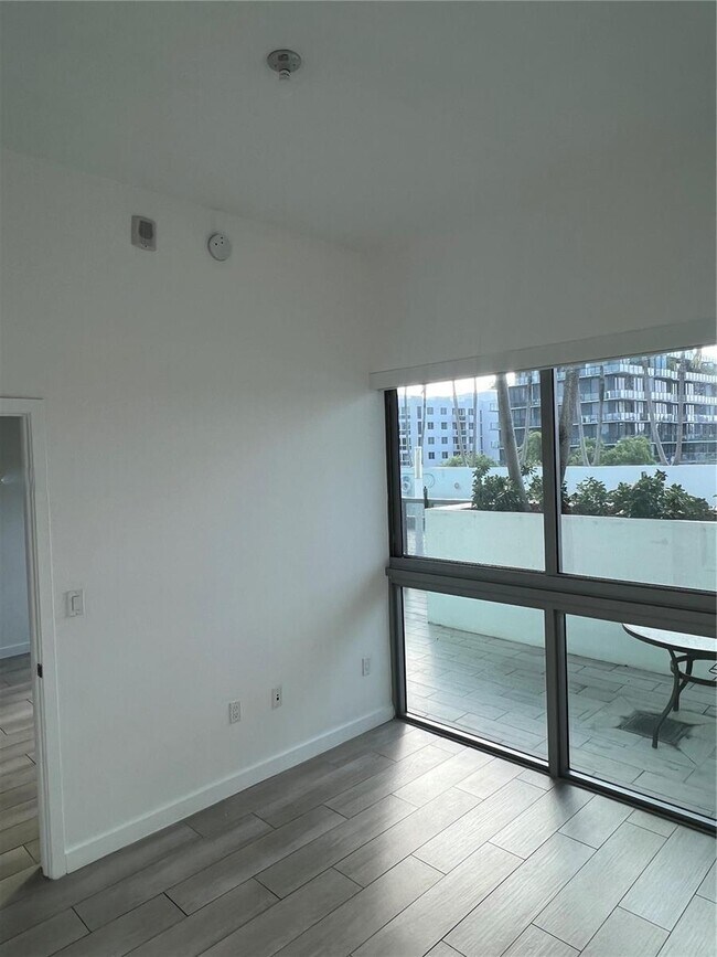 1600 SW 1st Ave, Unit 412 in Miami, FL - Foto de edificio - Building Photo