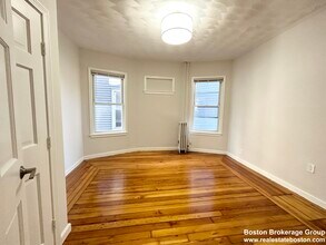 157 E Cottage St, Unit #3 in Boston, MA - Building Photo - Building Photo