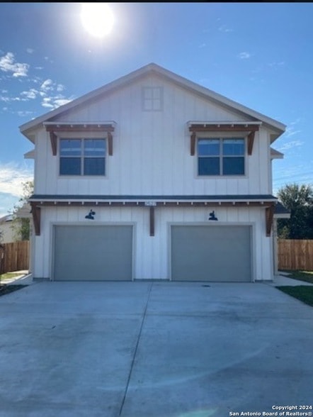 property at 2527 Lynwood Bnd