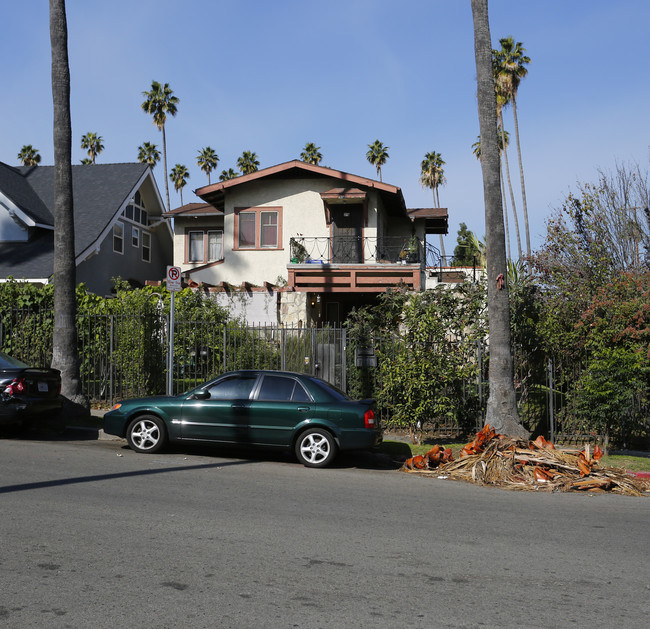 901 S Mariposa Ave in Los Angeles, CA - Foto de edificio - Building Photo