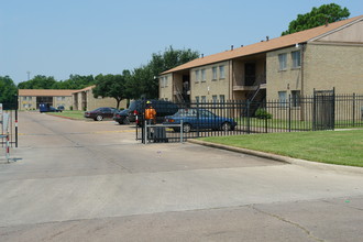 Sunlight Manor Apartments in Beaumont, TX - Building Photo - Building Photo