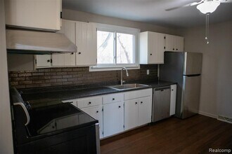 604 Trombley Rd in Troy, MI - Building Photo - Building Photo