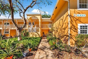 401 SE 10th St in Dania Beach, FL - Building Photo