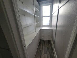 106-108 W Keefe Ave, Unit 4 in Milwaukee, WI - Building Photo - Building Photo
