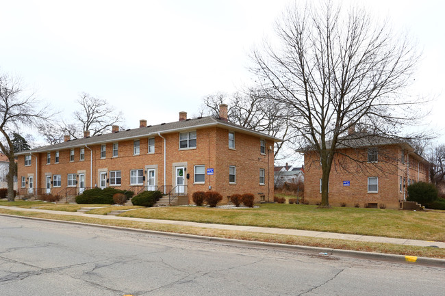 Oak Bluff Townhomes in Waukegan, IL - Building Photo - Building Photo