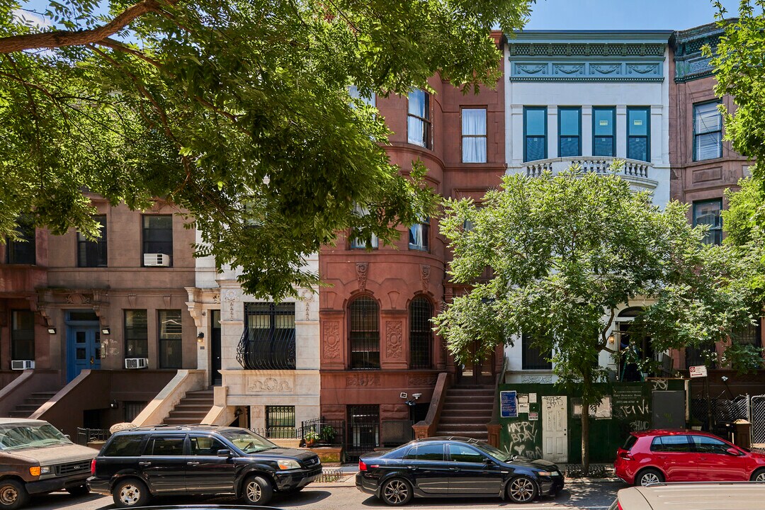 124 W 119th St in New York, NY - Building Photo