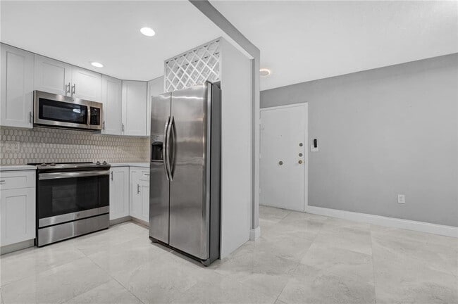 7100 NW 17th St, Unit 305 in Plantation, FL - Foto de edificio - Building Photo