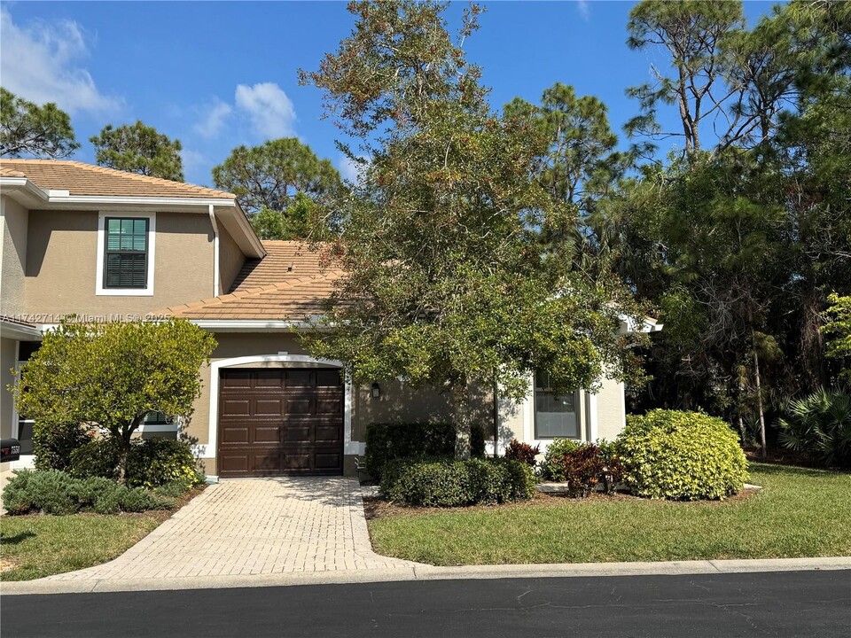 7550 Meadow Lakes Dr in Naples, FL - Building Photo