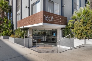 Park Plaza Apartments in Los Angeles, CA - Building Photo