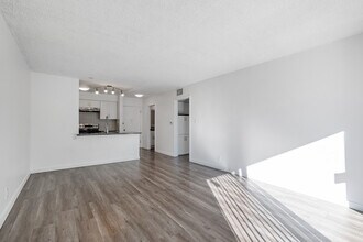 Park Plaza Apartments in Los Angeles, CA - Building Photo - Interior Photo