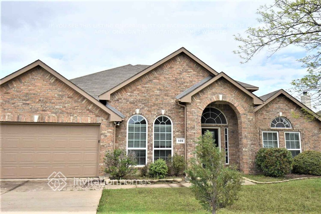 505 Lakeview Cir in Burleson, TX - Building Photo