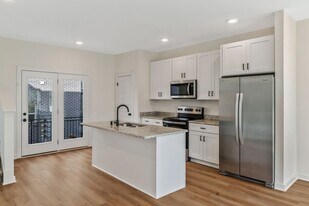 310 Cedar St in Lebanon, TN - Building Photo