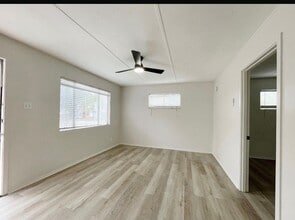 347 Ware Blvd in San Antonio, TX - Foto de edificio - Building Photo