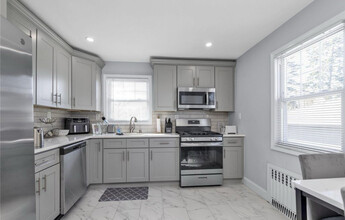 148 Beech St, Unit 2 in Valley Stream, NY - Building Photo - Building Photo