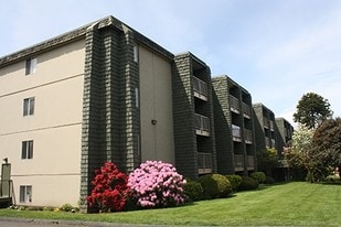 Niagara Court Apartments in Victoria, BC - Building Photo