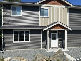 1200 Strathmore St in Nanaimo, BC - Building Photo