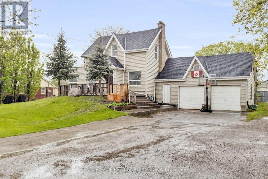 2217 Wharncliffe Rd S in London, ON - Building Photo