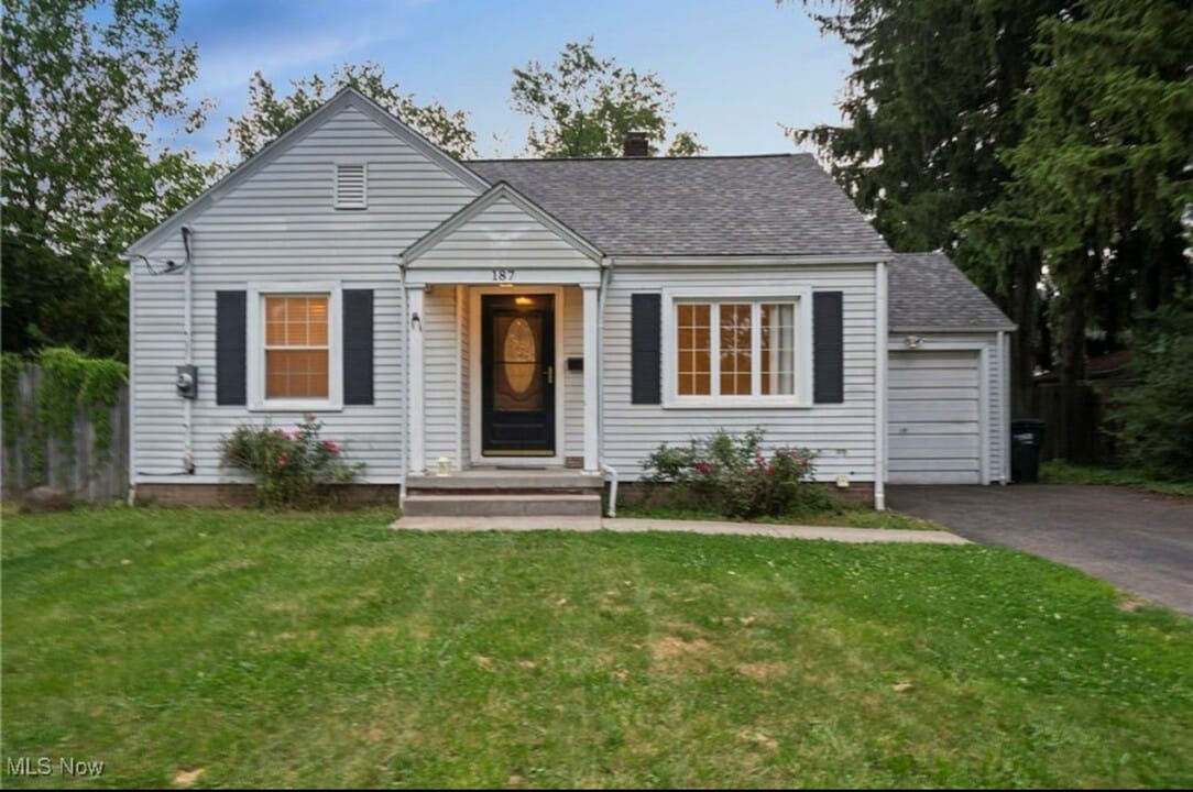 187 Everhard Rd SW in North Canton, OH - Building Photo