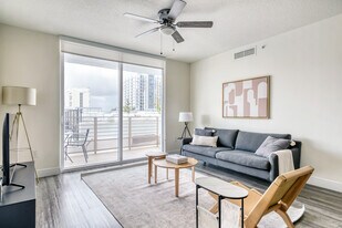 110 SW 12th St in Miami, FL - Building Photo