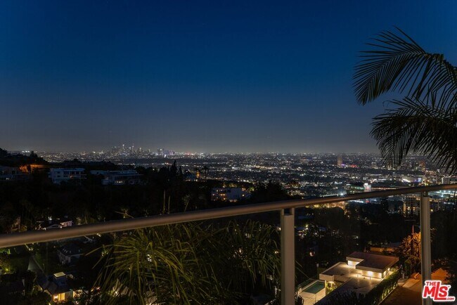 9405 Sierra Mar Pl in Los Angeles, CA - Building Photo - Building Photo
