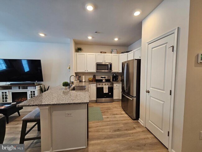 33 Alexander Wy in Mount Holly, NJ - Building Photo - Building Photo