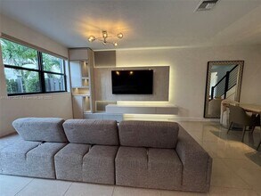 7910 NW 105th Ave in Doral, FL - Building Photo - Building Photo