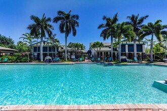 477 Pacific Grove Dr in West Palm Beach, FL - Building Photo - Building Photo