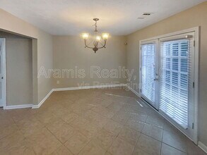 5542 Pine Gate Dr in Atlanta, GA - Foto de edificio - Building Photo